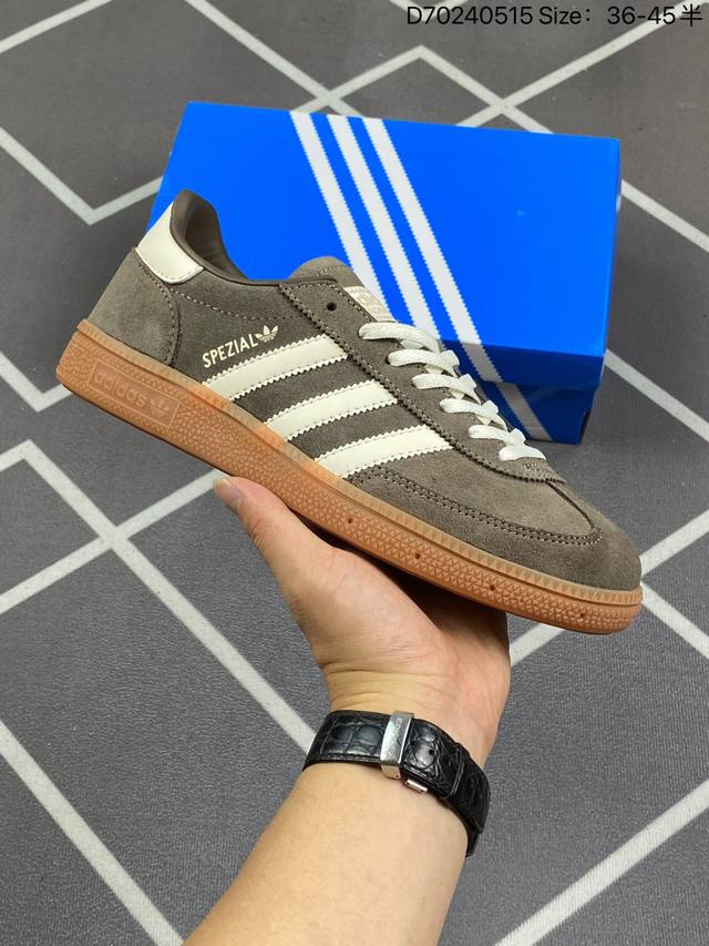 Adidas Handball Spezial 官方正确版本 阿迪达斯经典款 复古休闲板鞋 全鞋采用反毛皮制作 牛筋耐磨大底 承载青春情怀的板鞋 经典三条杠装饰