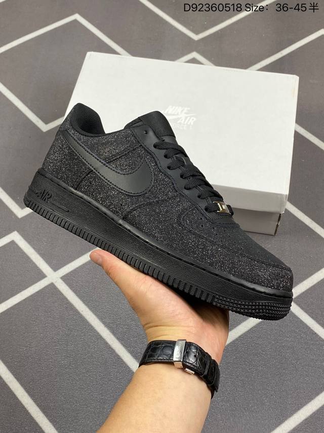 耐克nike Air Force 1 Low 空军一号低帮百搭休闲运动板鞋。柔软、弹性十足的缓震性能和出色的中底设计，横跨复古与现代的外型结合，造就出风靡全球三