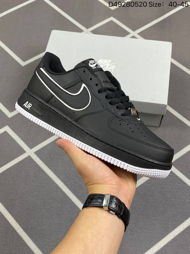 耐克nike Air Force 1 Low 空军一号低帮百搭休闲运动板鞋。柔软、弹性十足的缓震性能和出色的中底设计，横跨复古与现代的外型结合，造就出风靡全球三