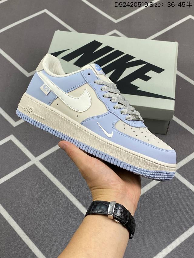 公司级耐克nike Air Force 1 Low 空军一号低帮百搭休闲运动板鞋。柔软、弹性十足的缓震性能和出色的中底设计，横跨复古与现代的外型结合，造就出风靡