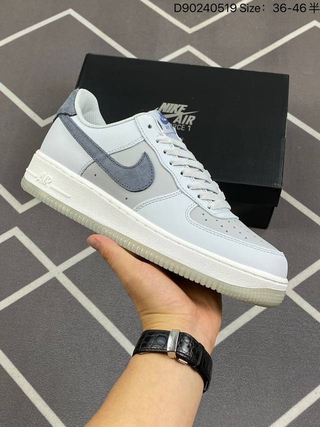 耐克 Nike Air Force 1 '07 Low 空军一号含气垫 低帮百搭厚底增高休闲运动板鞋。柔软、弹性十足的缓震性能和出色的中底设计，横跨复古与现代的