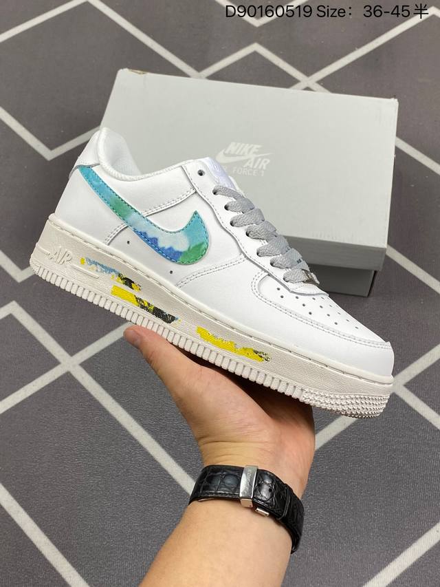 特价耐克nike Air Force 1 Low 空军一号低帮百搭休闲运动板鞋。柔软、弹性十足的缓震性能和出色的中底设计，横跨复古与现代的外型结合，造就出风靡全