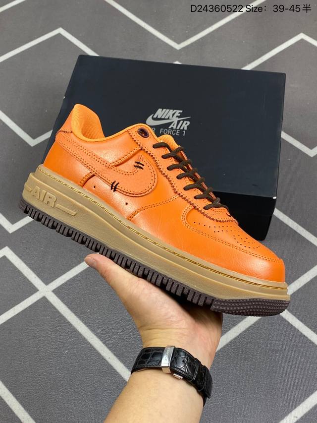 公司级空军一号nike Air Force 1 Gtx Boot 正式发布，以简洁的层次、大胆的细节以及恰到好处的反光细节,让og篮球款型闪耀冬季街头。Gore