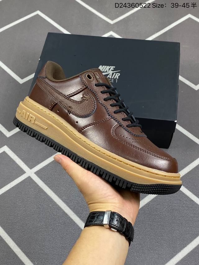 空军一号nike Air Force 1 Gtx Boot 正式发布，以简洁的层次、大胆的细节以及恰到好处的反光细节,让og篮球款型闪耀冬季街头。Gore-Te