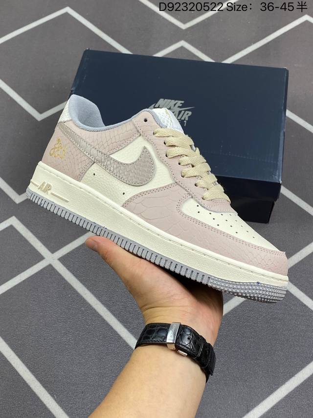 耐克男女鞋 Nike Air Force 1 '07 Lv8 空军一号运动鞋 Af1 时尚休闲篮球板鞋，设计灵感源自摔跤运动，助你发挥天赋，震撼全场。华丽设计搭