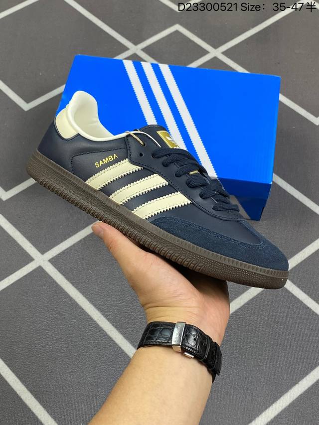 Adidas Samba Og 复古桑巴板鞋 这款桑巴鞋展示了高质量的工艺 带有装饰的超锁缝制和无缝的手感 柔软、柔软的皮革造型和标志性的3条纹完成了精致的外观