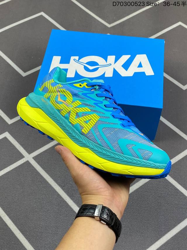 Hoka 余文乐同款 机能缓震跑鞋 1110511 #美国新兴跑鞋品牌，鞋面部分采用工程网眼面料，可以确保必要的透气性能。而为了弥补工程网眼面料不足的支撑表现，