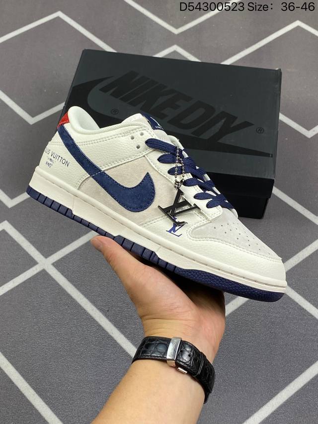 Lv X Nike Dunk Low 灰猪八此款主张打破传统的工业化流水线设计限制，以made By Ideas的超级创意为理念，集结众多潮流设计师，结合时下最