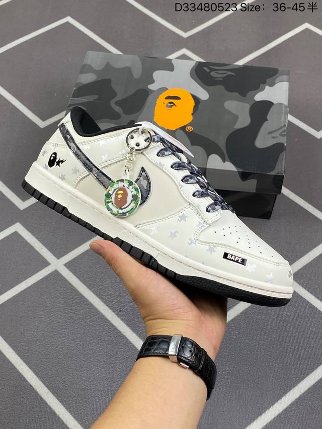 公司级 头层 Bape X Nike Dunk Sb Low Bape X 耐克 Sb 低帮 联名米棕迷彩勾 鞋身以米白色作为主色调，搭配米白bape印花皮革框