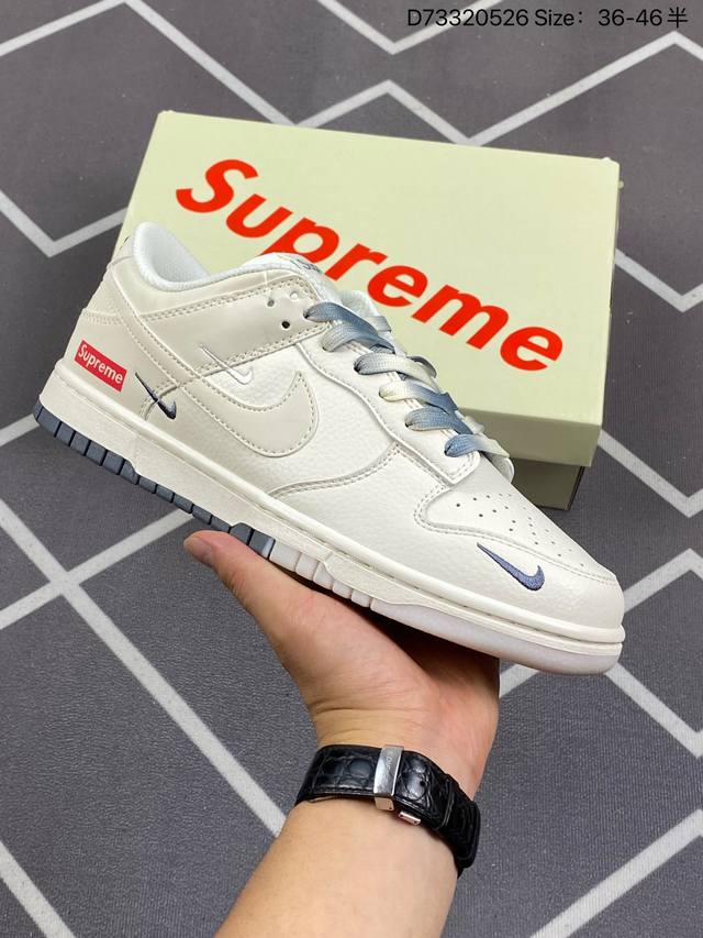 Supreme X Nike Dunk Sb Low Sup X 耐克 Sb 低帮 联名白色 鞋身以白色作为主色调，使鞋款十分百搭，同时swoosh Logo的