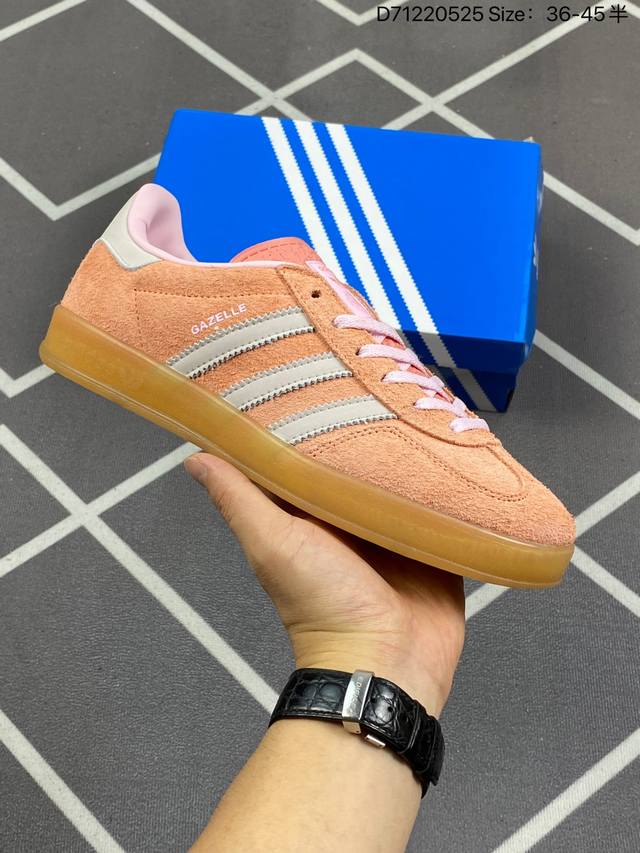 Adidas Originals Gazelle 阿迪达斯 低帮 粉橘色 这款经典鞋，忠于原版设计，鞋面整体以粉橘色麂皮呈现，侧边经典白色皮革三条杠logo及金