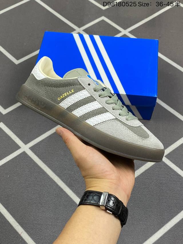 阿迪达斯 Adidas Originals Gazelle Indoor 复古三叶草防滑透明橡胶板鞋经典运动鞋。这款经典鞋,忠于原版设计,缀撞色三条纹和鞋跟饰片