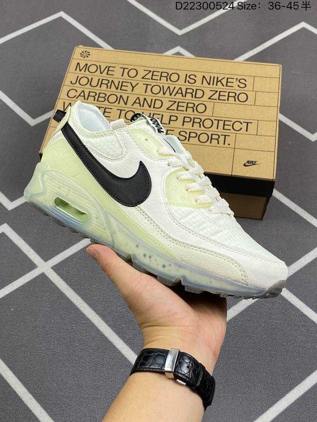 Nike Air Max Terrascape 90 百搭单品 Nike Air Max 90 运动鞋就是这样一款让你惊喜的单品。 全新包边设计处的斑点由 Ni