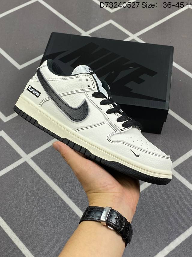 Supreme X Nike Dunk Sb Low 耐克 Sb 低帮 联名白黑 鞋身以白色作为主色调，使鞋款十分百搭，同时swoosh Logo的装饰贴片使用