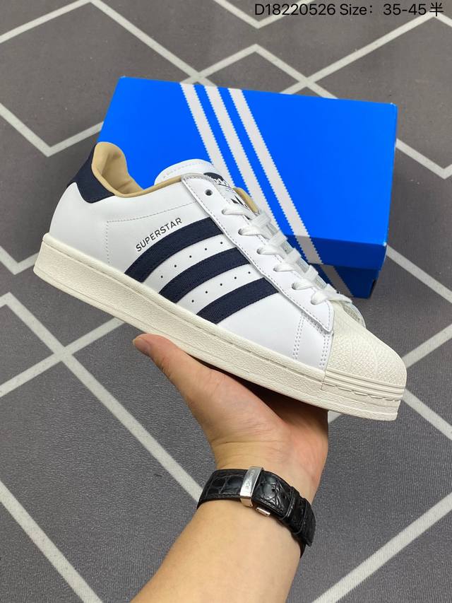 Adidas Originals Superstar 防滑轻便 低帮板鞋 男女同款 白黑 此款鞋采用近几年比较流行的版型设计，外观时尚大气。鞋底采用耐磨的材质，