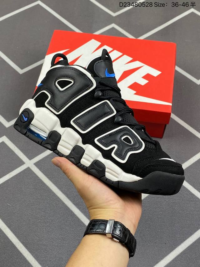 公司级 Nike Air More Uptempo 耐克 皮蓬大air 高帮 黑白蓝 鞋身整体以黑色装扮示人，在黑色鞋身的基础上采用白蓝点缀，并以白色勾勒设计一