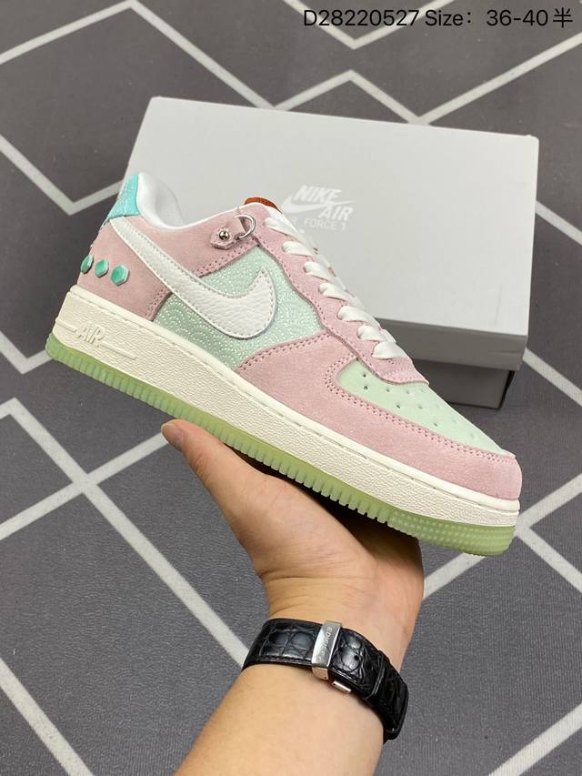 耐克nike Air Force 1 Low 空军一号低帮百搭休闲运动板鞋。柔软、弹性十足的缓震性能和出色的中底设计，横跨复古与现代的外型结合，造就出风靡全球三