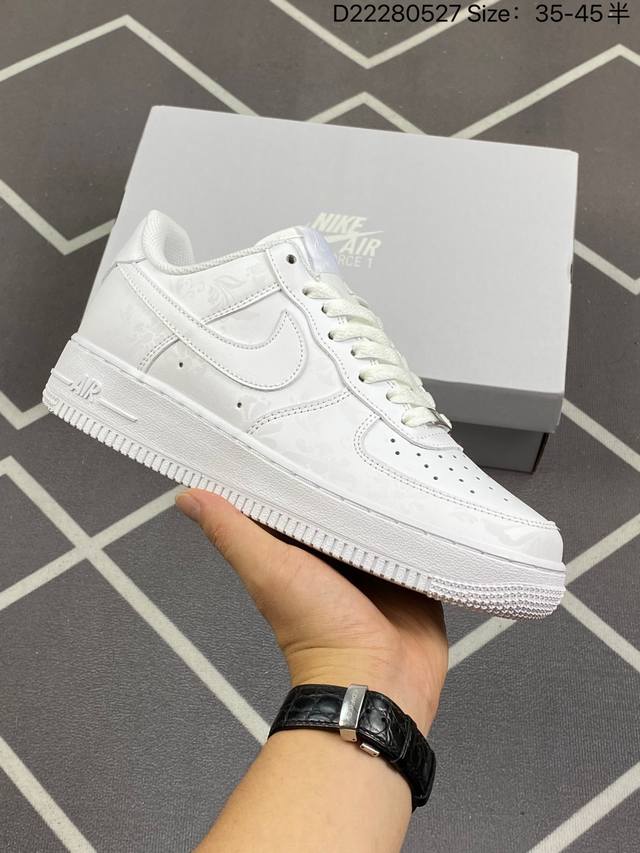 公司级耐克nike Air Force 1 Low 空军一号低帮百搭休闲运动板鞋。柔软、弹性十足的缓震性能和出色的中底设计，横跨复古与现代的外型结合，造就出风靡