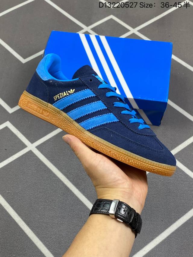 阿迪达斯 Adidas Handball Spezial 三叶草学院风复古休闲板鞋 德训鞋 橡胶底柔软皮革经典运动鞋板鞋。圆头、缝合拼接设计、正面绑带、鞋舌部位