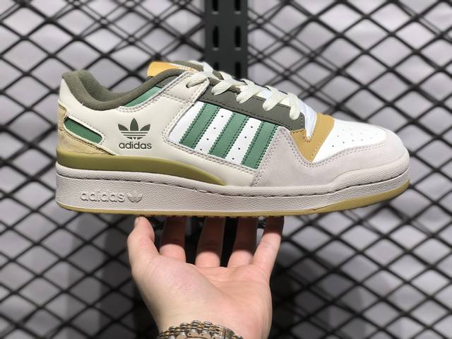 Adidas 阿迪达斯 三叶草 Forum Low 男女运动鞋 摩登演绎篮球风的经典鞋。英文的“Forum”，是进行表达的场所，在这里，可以释放自己的热情，阐述