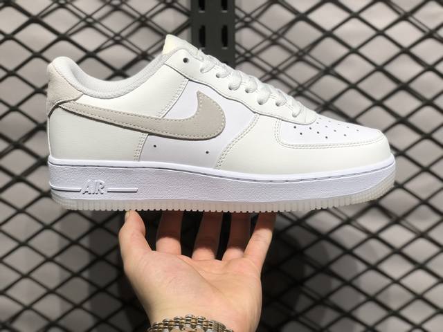 Air Force 1 Low 原装级别 原楦头原纸板 打造纯正空军版型专注外贸渠道 全掌内置蜂窝气垫 原盒配件 原厂中底钢印、拉帮完美 货号：Fn5832 1