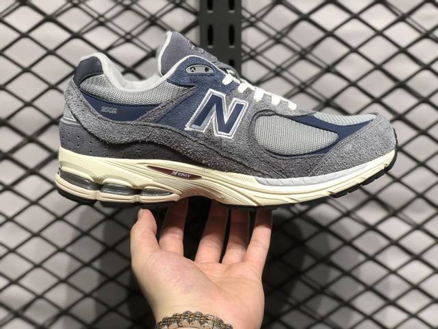 New Balance Ml2002 复古休闲跑步鞋 最新出的2002R系列，鞋款延续了经典科技，升级版n-Ergy缓震物料机能与材质上脚太舒适了，鞋面的柔软麂