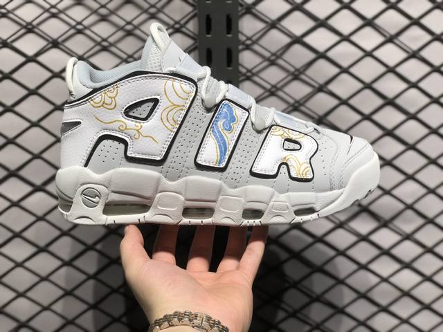 Nike Air More Uptempo 皮蓬 大air 以流行于街头的涂鸦文化为设计灵感 整体的设计风格夸张而充满魅力 厚实而充满质感的皮质鞋面两侧印刻了一