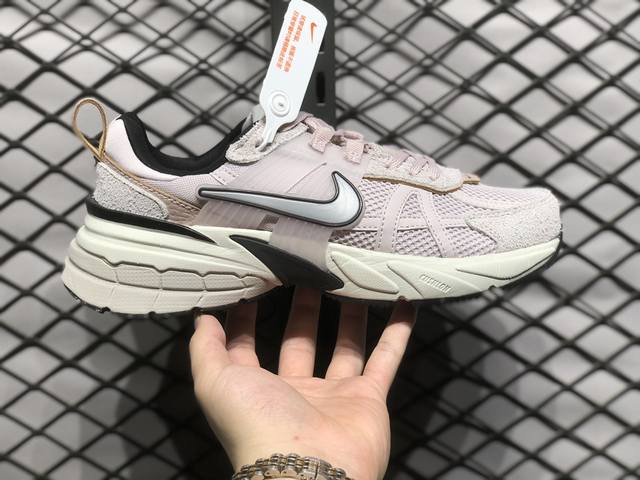 Nike V2K Runtekk 减震防滑复古低帮跑步鞋 材质上使用大面积网眼 皮革 Tpu 组成 支撑和透气性肯定不错 中底处由 Cushlon 泡绵打造 保