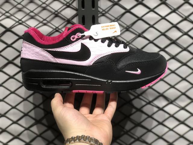 Nike Air Max 1 Air Max 气垫 全新配色 鞋身材质均选择皮革、织物、麂皮多种材质覆盖，保证质感的前提下，层次感也相当不错。细节方面，除了鞋舌