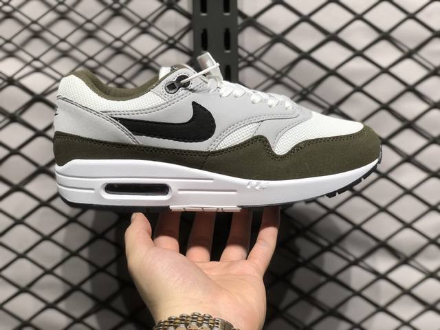 Nike Air Max 1 Air Max 气垫 全新配色 鞋身材质均选择皮革、织物、麂皮多种材质覆盖，保证质感的前提下，层次感也相当不错。细节方面，除了鞋舌