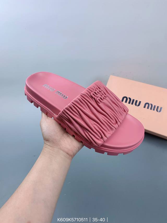 Miumiu 夏季单品 Sngg简介｜褶皱彩色平底拖 Miumiu拖鞋让你走路也可以美到心坎里 设计非常简约大气，没有过多的装饰和花哨的设计，但却自带一股优雅的