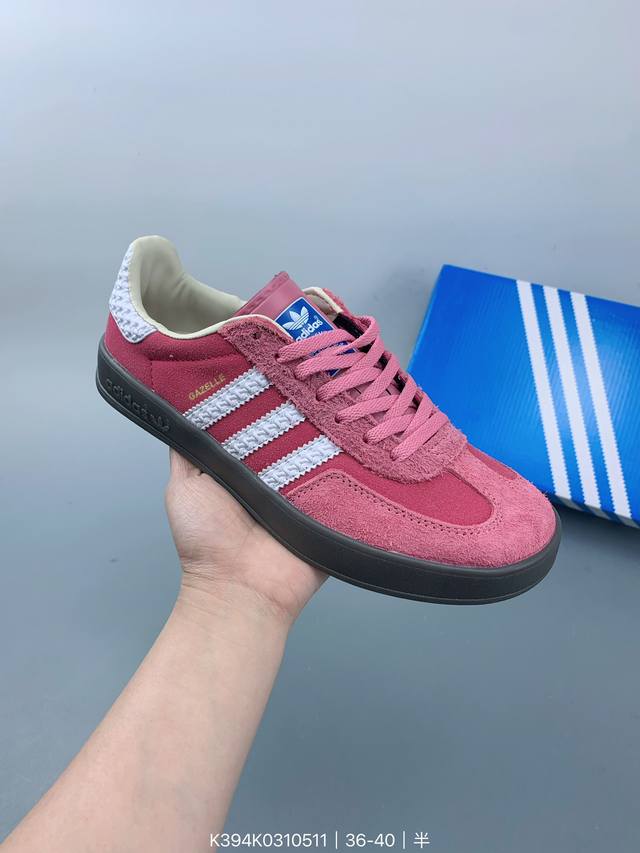 Adidas Originals 便為我們帶來了全新配色的 Adidas Gazelle Indoor ，經典的造型讓人愛不釋手。 Size：如图 编码：K39