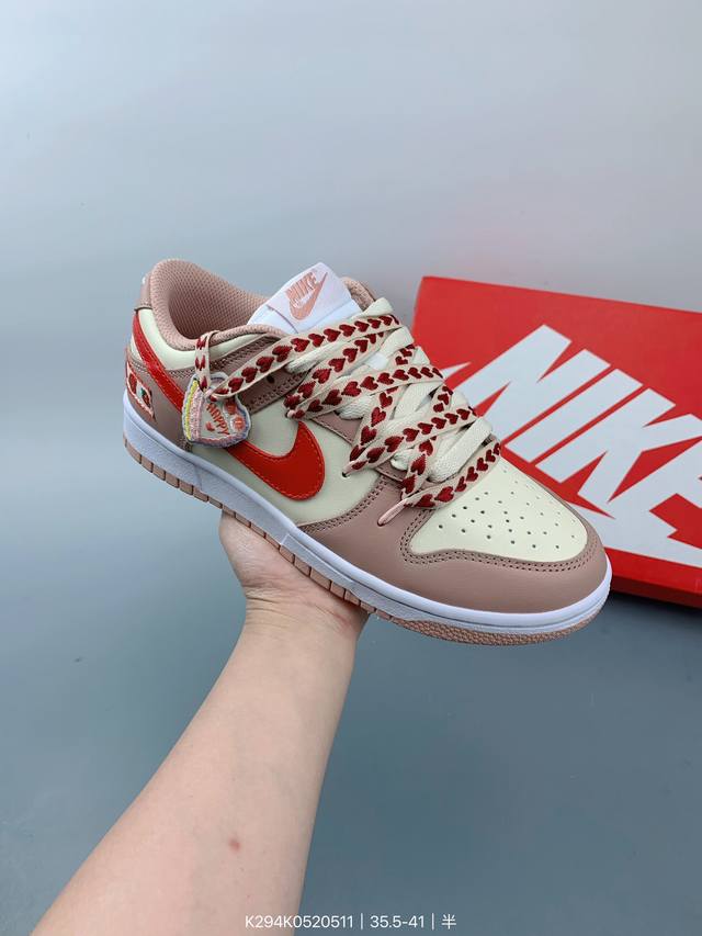 Nike Dunk Low 圣诞节礼物 草莓蛋糕 复古休闲 特殊鞋盒 轻便 低帮 板鞋 女款玫瑰粉 以草莓蛋糕为创作灵感，鞋面用喷绘工艺更换成草莓蛋糕的配色。双