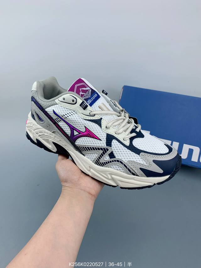 全新的 Mizuno Adventure 以 Mizuno 经典的 Wave Rider 跑鞋系列进行创作，营造出十足的复古韵味，当然这也是当下最为流行的风格。