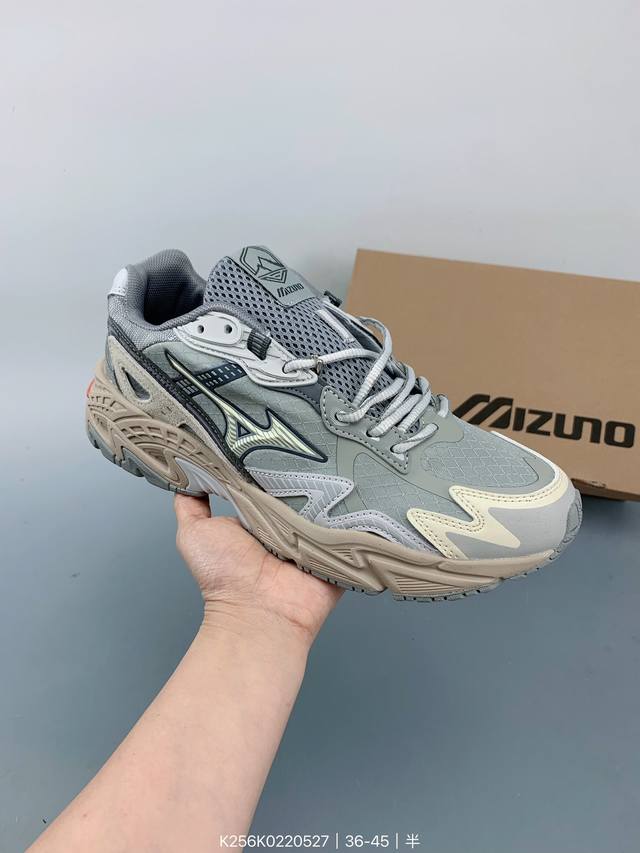 全新的 Mizuno Adventure 以 Mizuno 经典的 Wave Rider 跑鞋系列进行创作，营造出十足的复古韵味，当然这也是当下最为流行的风格。