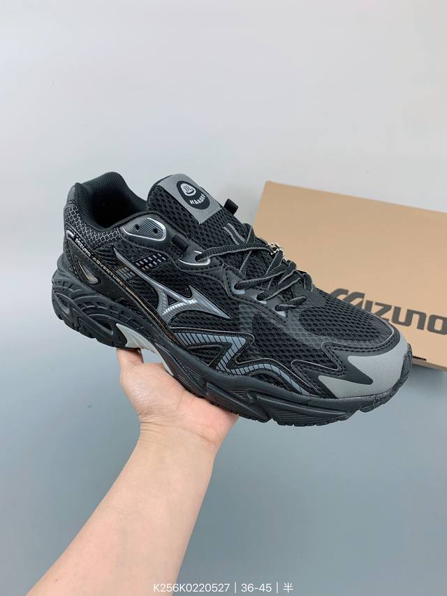 全新的 Mizuno Adventure 以 Mizuno 经典的 Wave Rider 跑鞋系列进行创作，营造出十足的复古韵味，当然这也是当下最为流行的风格。