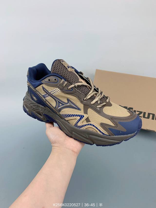 全新的 Mizuno Adventure 以 Mizuno 经典的 Wave Rider 跑鞋系列进行创作，营造出十足的复古韵味，当然这也是当下最为流行的风格。