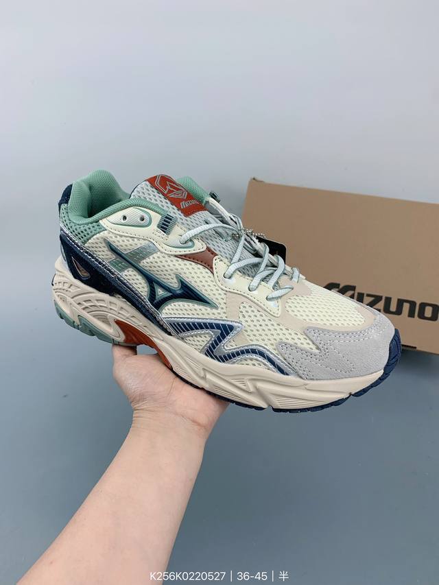 全新的 Mizuno Adventure 以 Mizuno 经典的 Wave Rider 跑鞋系列进行创作，营造出十足的复古韵味，当然这也是当下最为流行的风格。