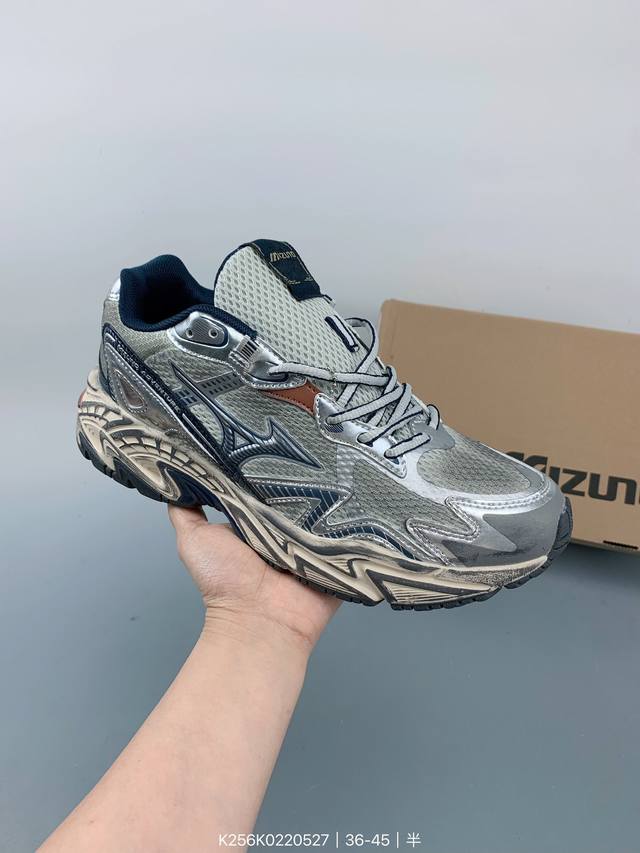 全新的 Mizuno Adventure 以 Mizuno 经典的 Wave Rider 跑鞋系列进行创作，营造出十足的复古韵味，当然这也是当下最为流行的风格。