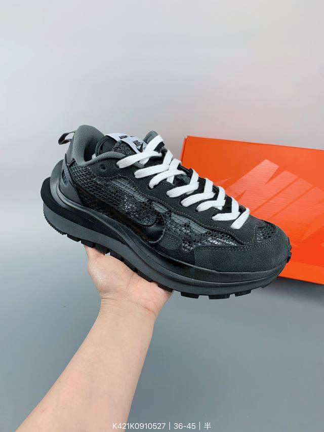 Sacai X Nike Regasus Vaporrly Sp 耐克 华夫三代3.0走秀 鞋款由pegasus与vaporfly两款鞋型的设计元素共同构建，鞋