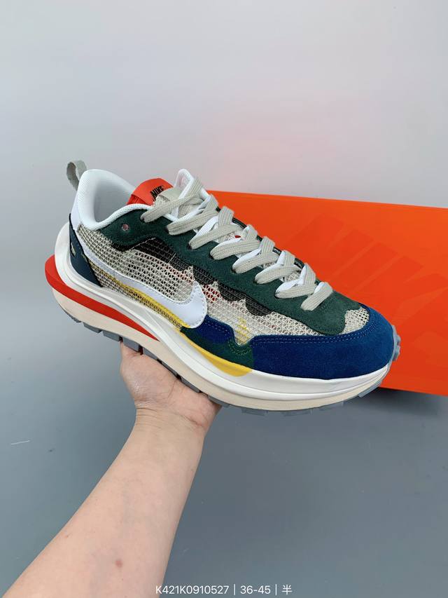 Sacai X Nike Regasus Vaporrly Sp 耐克 华夫三代3.0走秀 鞋款由pegasus与vaporfly两款鞋型的设计元素共同构建，鞋