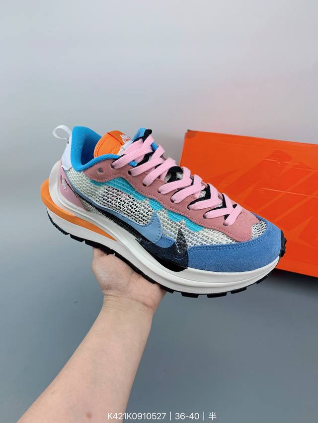 Sacai X Nike Regasus Vaporrly Sp 耐克 华夫三代3.0走秀 鞋款由pegasus与vaporfly两款鞋型的设计元素共同构建，鞋