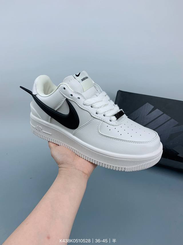 Ambush X Nk Air Force 1‘07 Low ”Phantom“ 联名款 空军一号低帮休闲板鞋 #鞋款鞋身以及内衬均采用了纯色皮革打造，标志性的