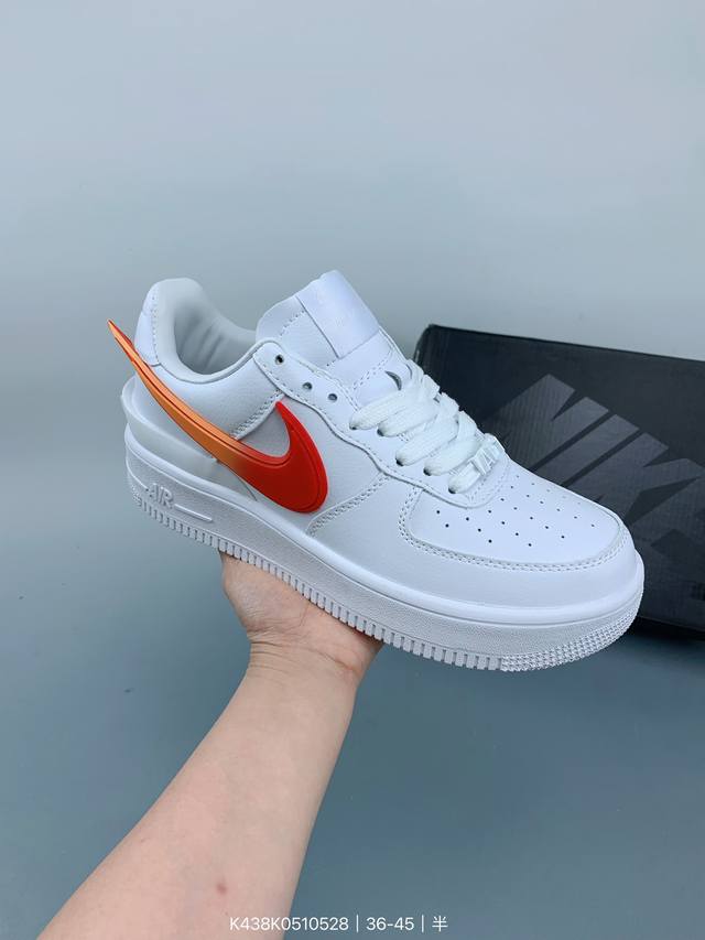 Ambush X Nk Air Force 1‘07 Low ”Phantom“ 联名款 空军一号低帮休闲板鞋 #鞋款鞋身以及内衬均采用了纯色皮革打造，标志性的