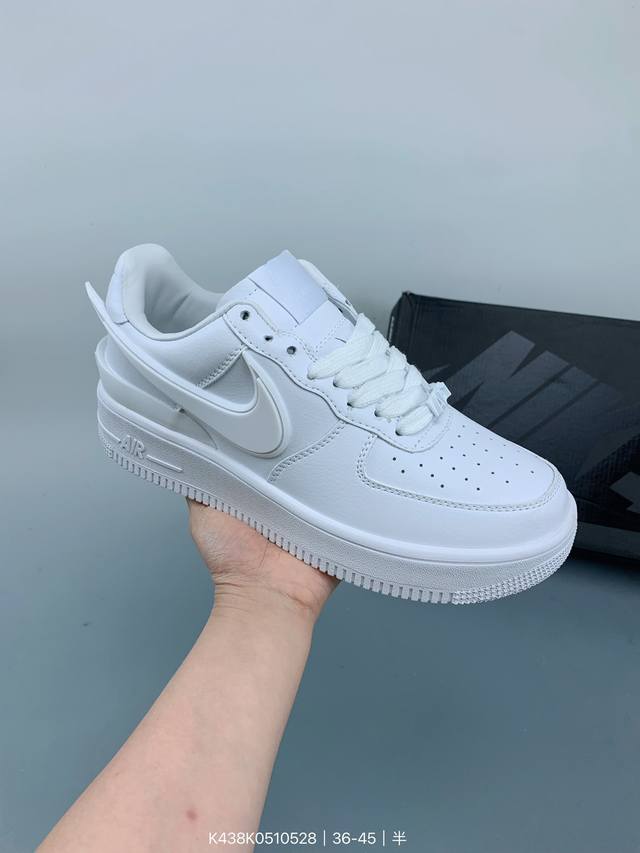 Ambush X Nk Air Force 1‘07 Low ”Phantom“ 联名款 空军一号低帮休闲板鞋 #鞋款鞋身以及内衬均采用了纯色皮革打造，标志性的