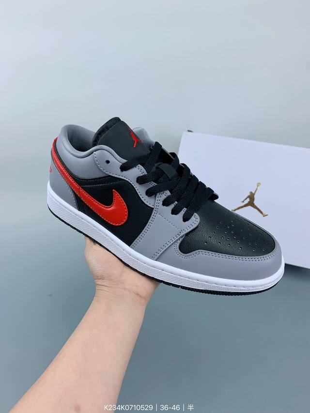 Air Jordan 1 Low 低帮 黑灰红 Aj1 乔丹1代 Aj1 乔1 低邦 黑灰红 乔丹篮球鞋系列 整双鞋采用黑色皮革为主体打造，搭配灰色覆盖层框架，