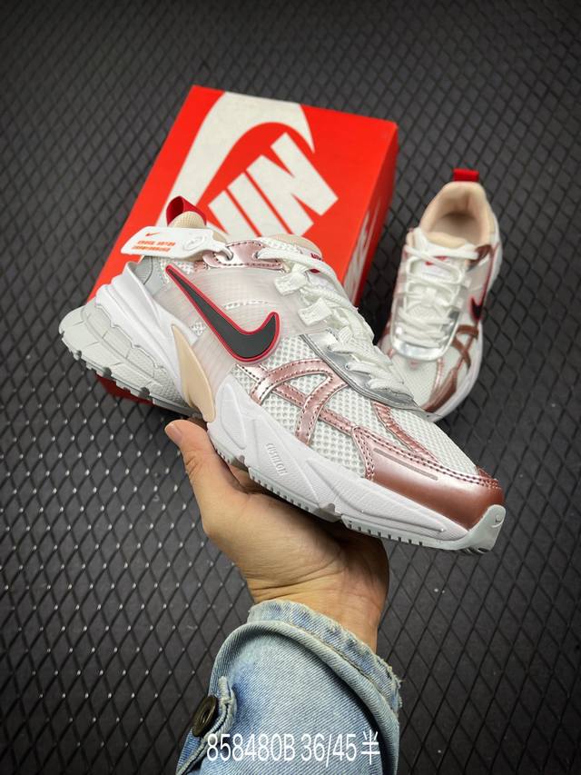 B 公司级nike V2K Run 减震防滑低帮 复古老爹鞋跑步鞋设计上借鉴了 2000 年的跑鞋风格 配色上以金属银为主调 简练又有复古运动气质 材质上使用大