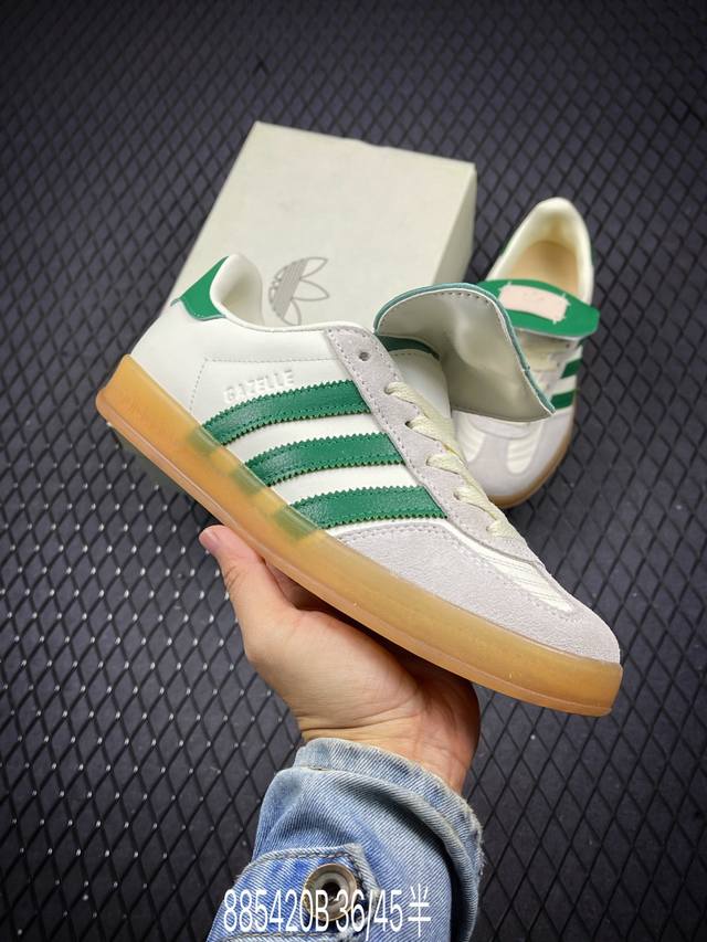 B 阿迪达斯adidas Originals Gazelle Indoor 三叶草复古防滑耐磨低帮板鞋鞋款采用柔软的绒面革和耐用的皮革衬里融合在橡胶外底上！货号