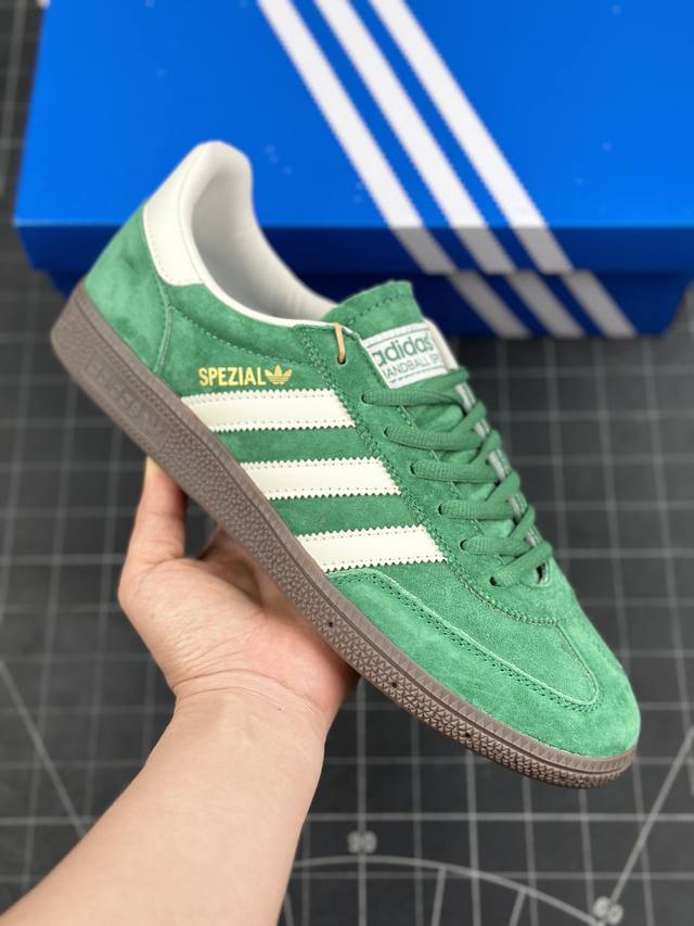 核心私 阿迪达斯adidas Handball Spezial 三叶草 复古休闲板鞋 原盒包装 牛筋耐磨大底 承载青春情怀的板鞋，是现在潮男靓女上脚的大热鞋款