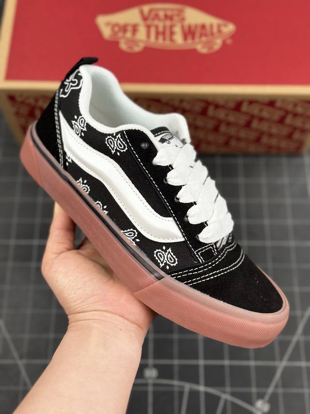 核心私 万斯 Vans Knu-Skool Vr3 Lx 面包鞋 坎普尔 茱利安系列低帮复古硫化休闲运动板鞋“肥胖版大logo” 要说整个年最为热门的鞋型之一，